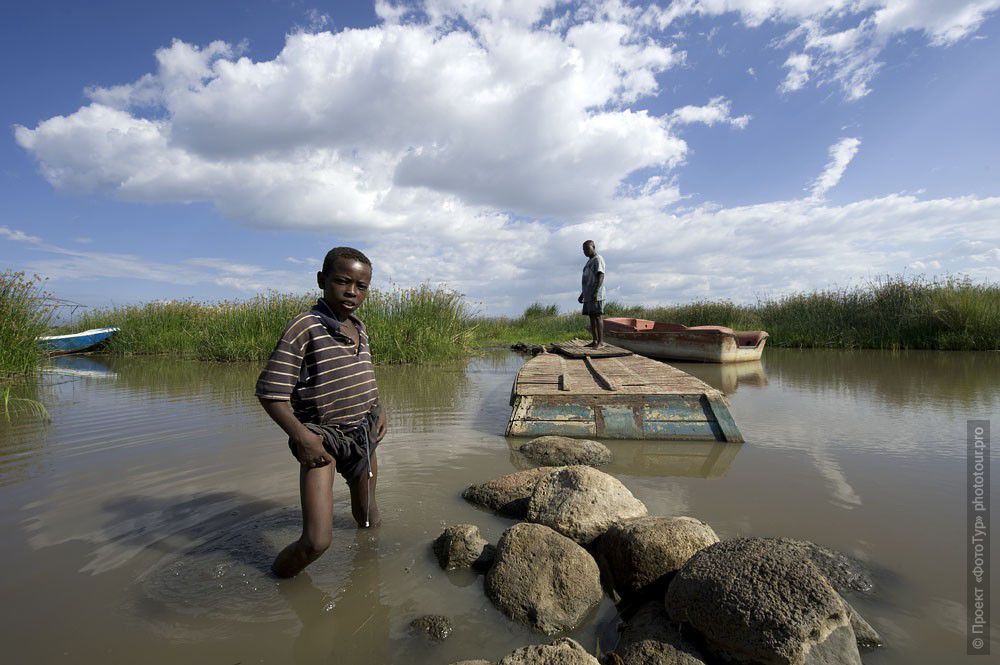 Фотография эфиопский мальчик: Озеро Чамо, Эфиопия. Фототур в Эфиопию.