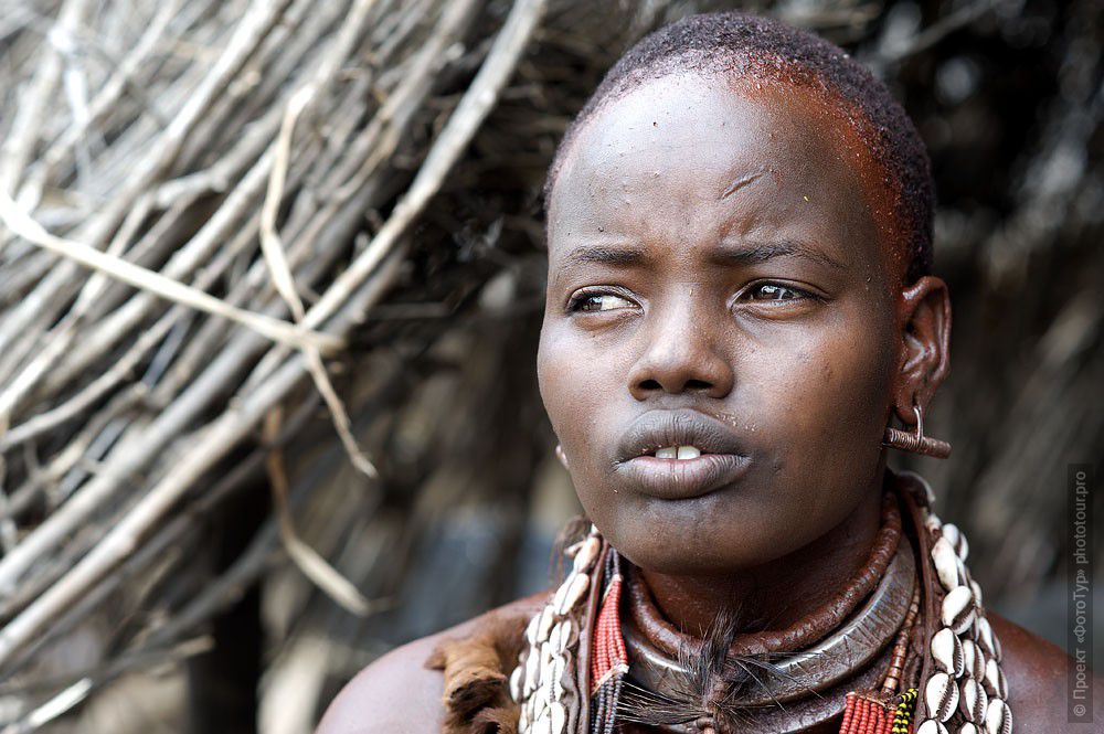 Tribe girl. Племя Каро Эфиопия девушки. Девушка с племени. Девочка из племени. Девочки в племенах.