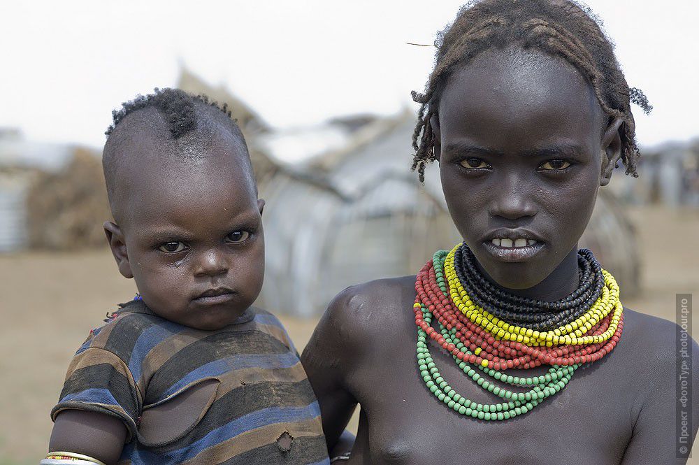Фотография Сестра и Брат. Племя Дэсанэч. Эфиопия. Фототур в Эфиопию.