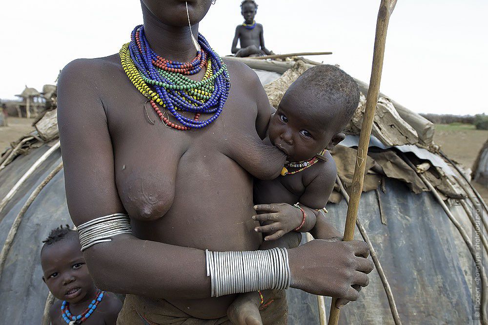 Фотография Женщина с детьми Племени Дэсанэч Эфиопия. Фототур в Эфиопию.