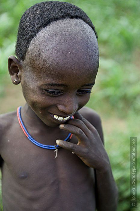 Фотография Стеснительный мальчик Племени Цамай Эфиопия. Фототур в Эфиопию.
