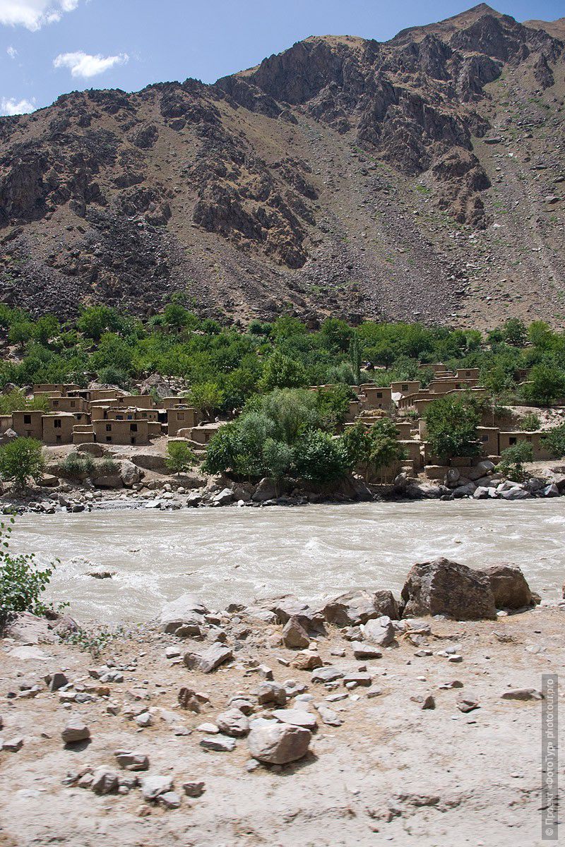 Фотография афганского кишлака со стороны Таджикистана, фототур на Памир.
