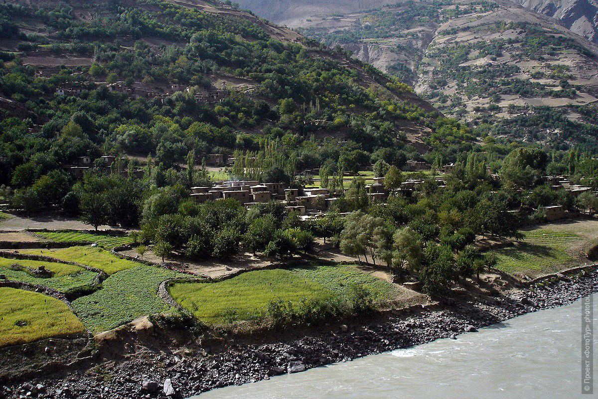 Фотография афганского кишлака со стороны таджикского берега Пянджа, фототур на Памир.