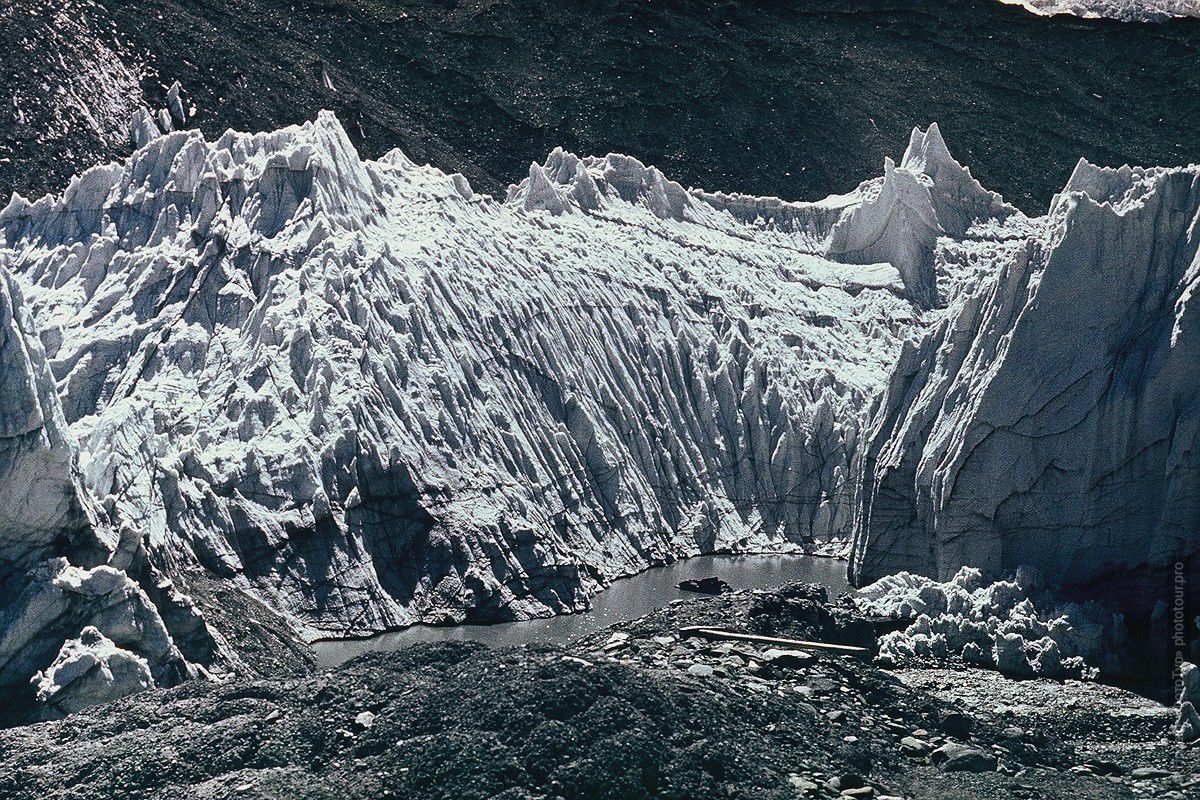 Фотография фирновых отложений Ледника Октябрьского, фигуры из льда, фототур на Памир.
