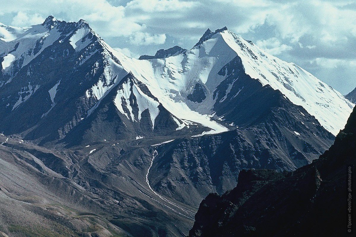 Фотография верховья ледника Октябрьского, фигуры из льда, фототур на Памир.