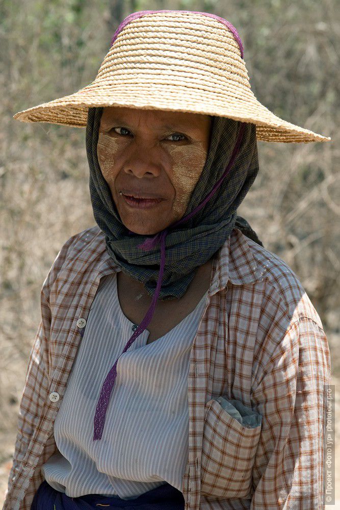 Фотография женщины-укладчицы дороги в Мьянме. Фототур в Мьянма. Кало. KALAW.