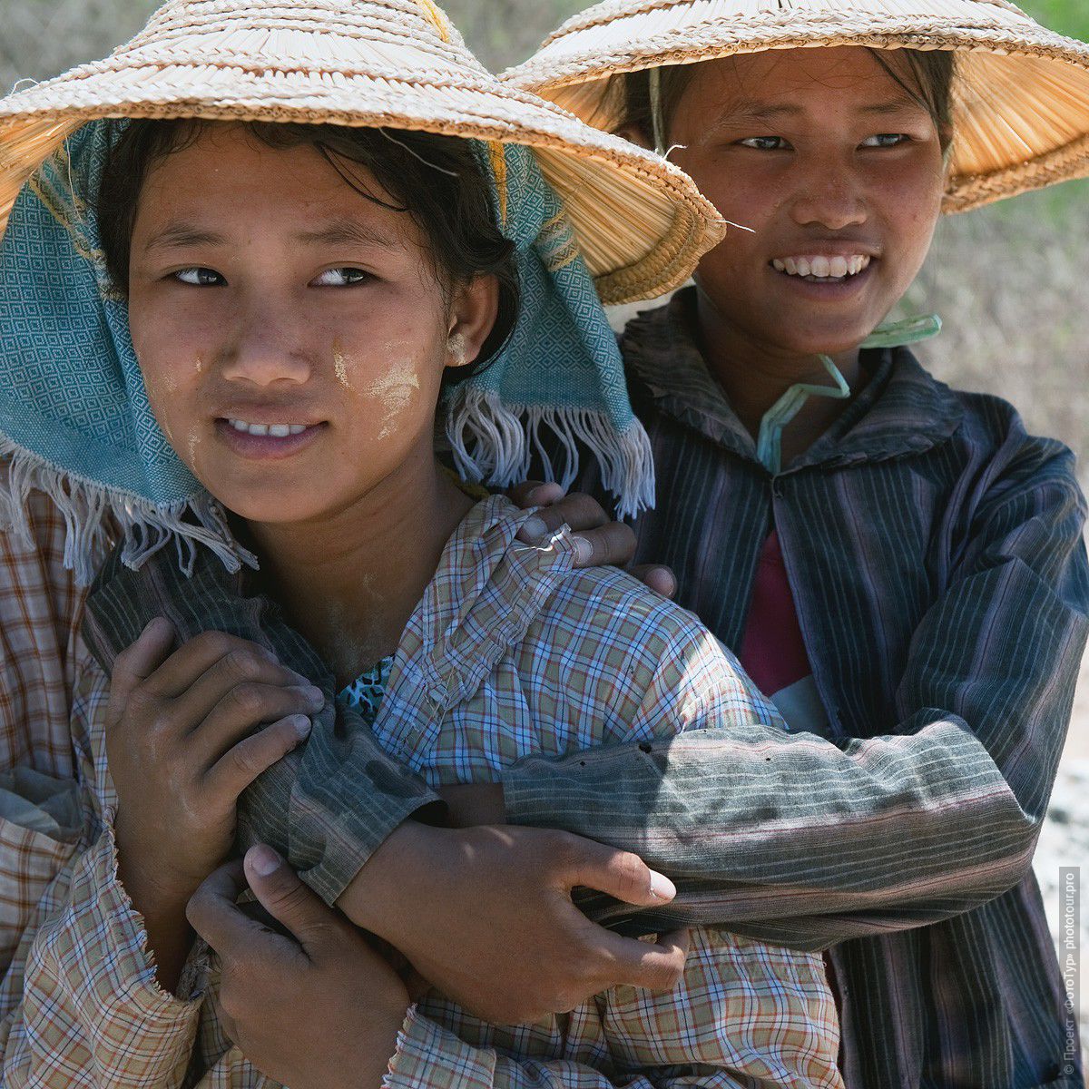 Фотография дорожных работниц в Мьянме. Фототур в Мьянма. Кало. KALAW.