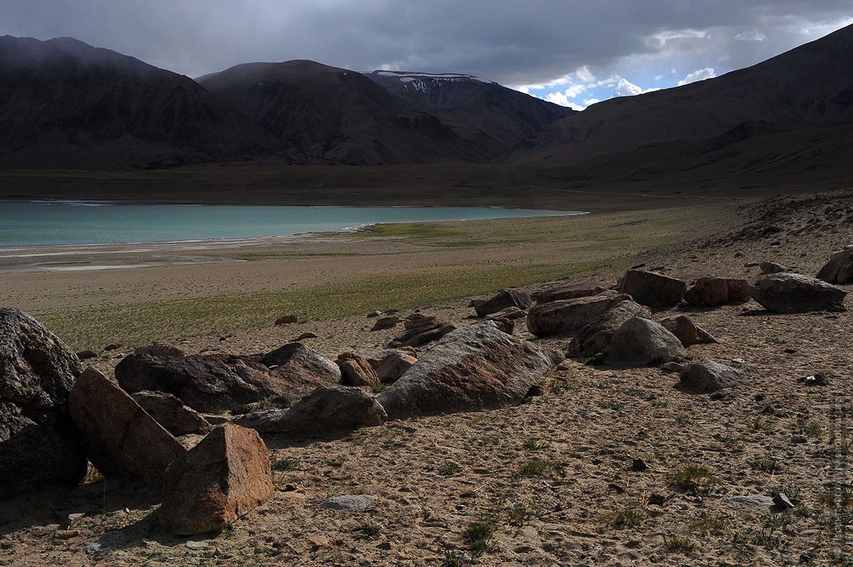 Фотография маленького соляного озера по дороге к Тсо-Кару. Фототур по Малому Тибету, июль 2012 года.