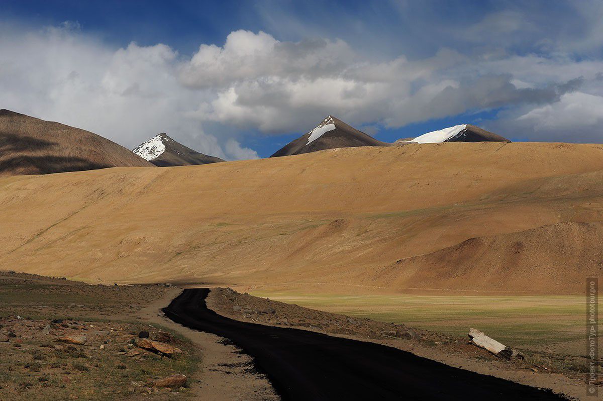 Фотография дороги к озеру Цо Кар, долина Рупшу. Фототур по Малому Тибету, июль 2012 года.