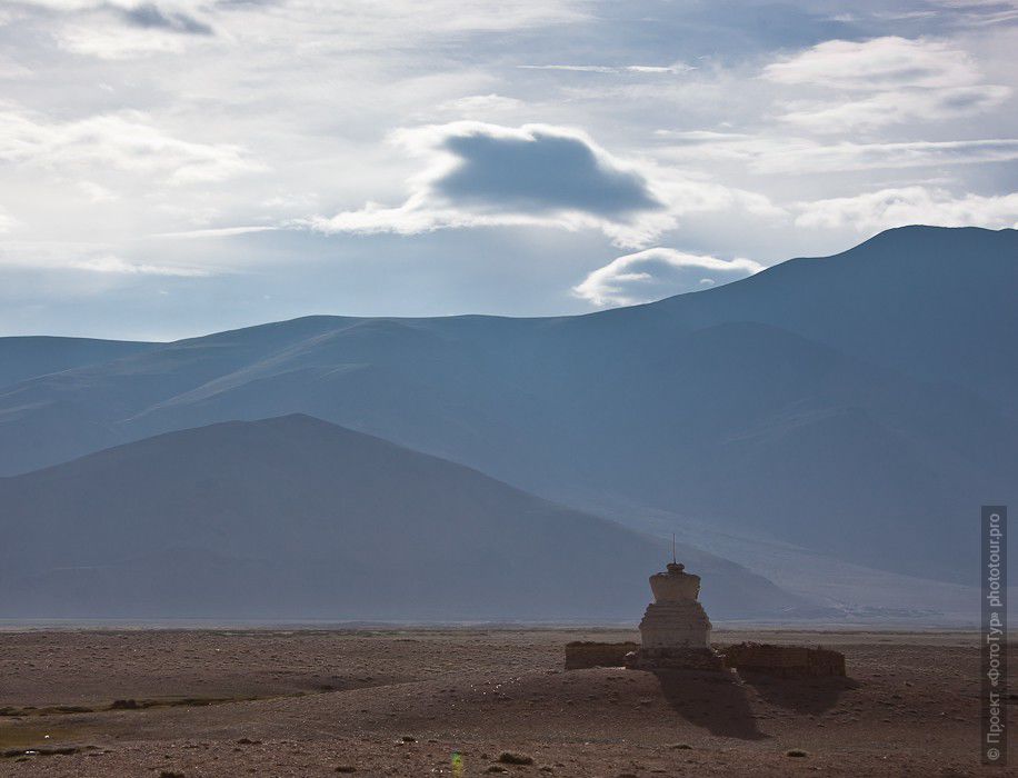 Фото буддийской ступы на озере Цо Кар. Фототур по Малому Тибету.