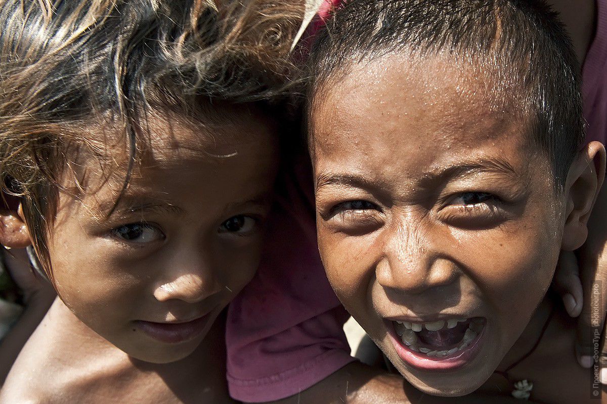 Фотография детей на реке Иравади в Мьянме. Фототур в Мьянма. Мигун, Migun.