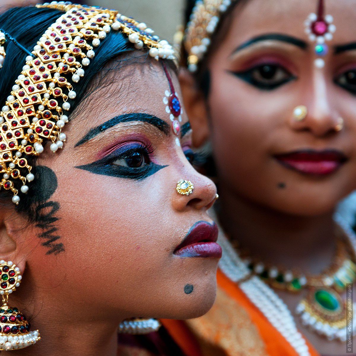 Фотография юные танцовщицы на празднике Шри Махашиваратри, 20.02.2012г., Тривандрум. Фототур в Кералу.