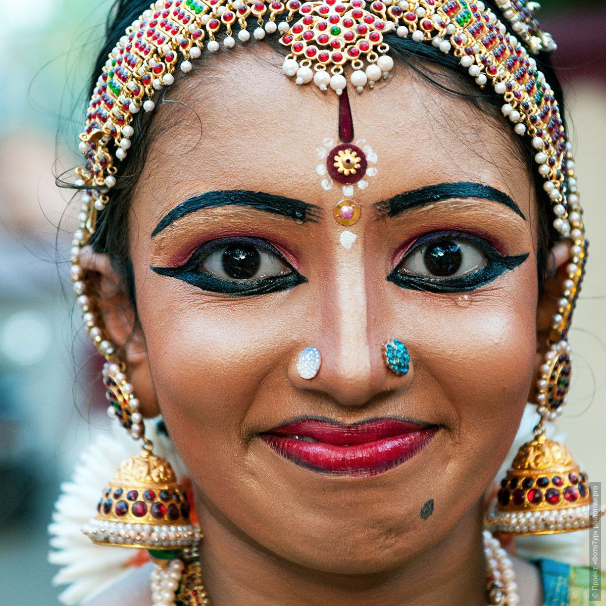 Фотография индийская девушка, танцевавшая на празднике Шри Махашиваратри, 20.02.2012г., Тривандрум. Фототур в Кералу.