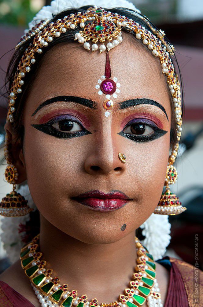 Фотография Индуистская девочка-танцовщица, храм New Sri Kanteshvaram Temple, 20.02.2012г., Тривандрум. Фототур в Кералу.