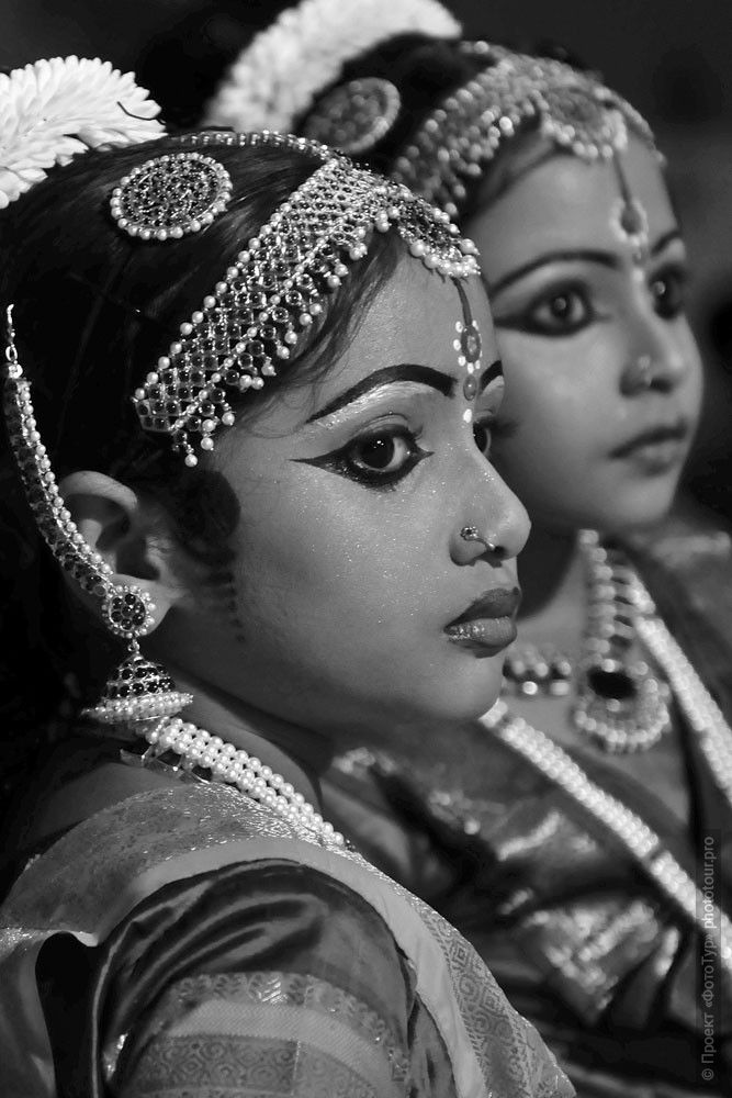Фотография Девочки-танцовщицы, чб-портрет, Храм New Sri Kanteshvaram Temple, Шри Махашиваратри, 20.02.2012г., Тривандрум. Фототур в Кералу.