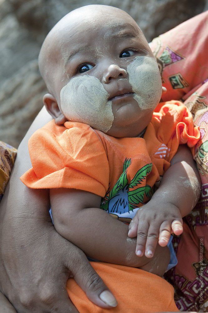 Фотография малыша ранним утром в Мандалае в Мьянме. Фототур в Мьянма. Мандалай (MANDALAY).