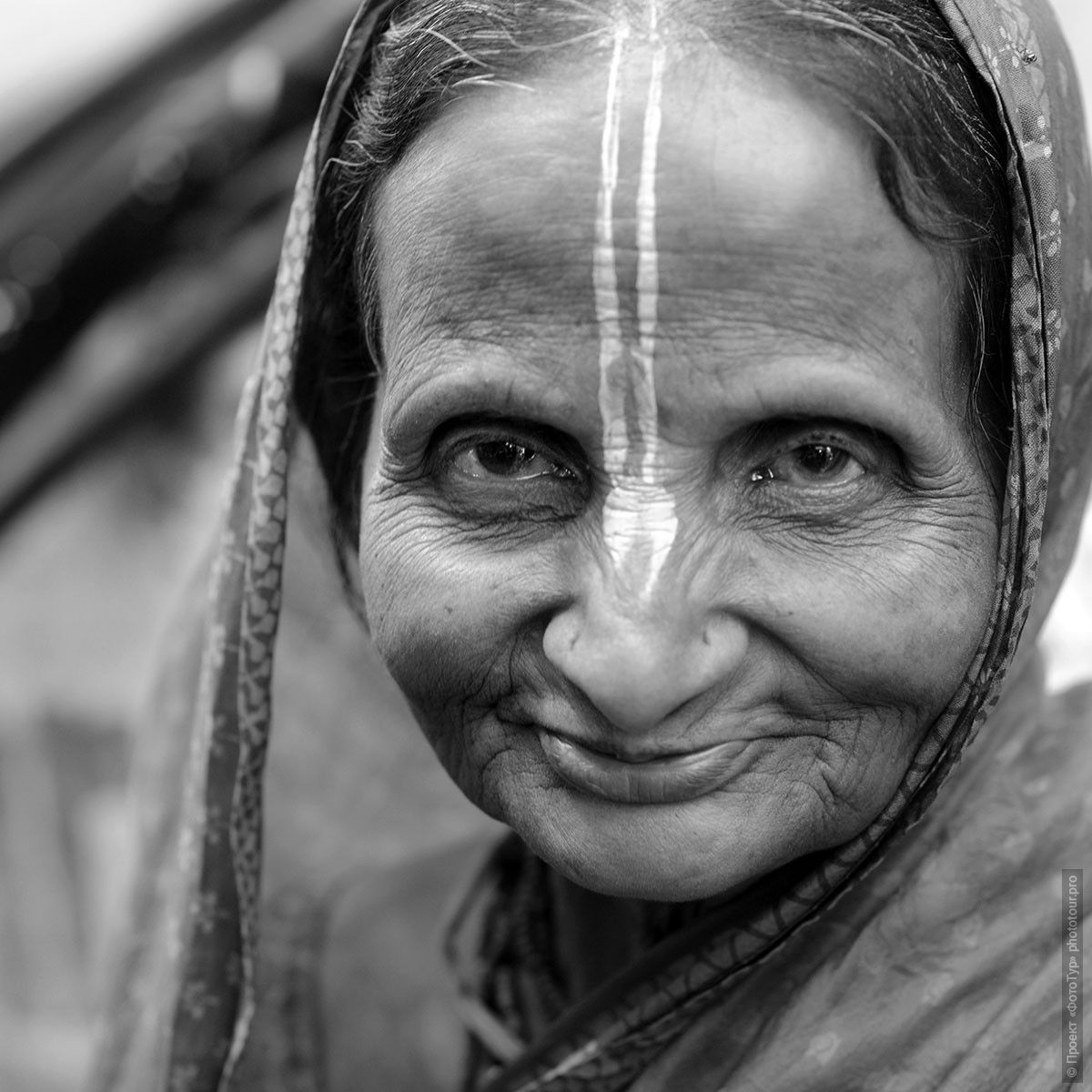 Бабушка-кришнаидка. Фотография женщины из Индии. Матхура.