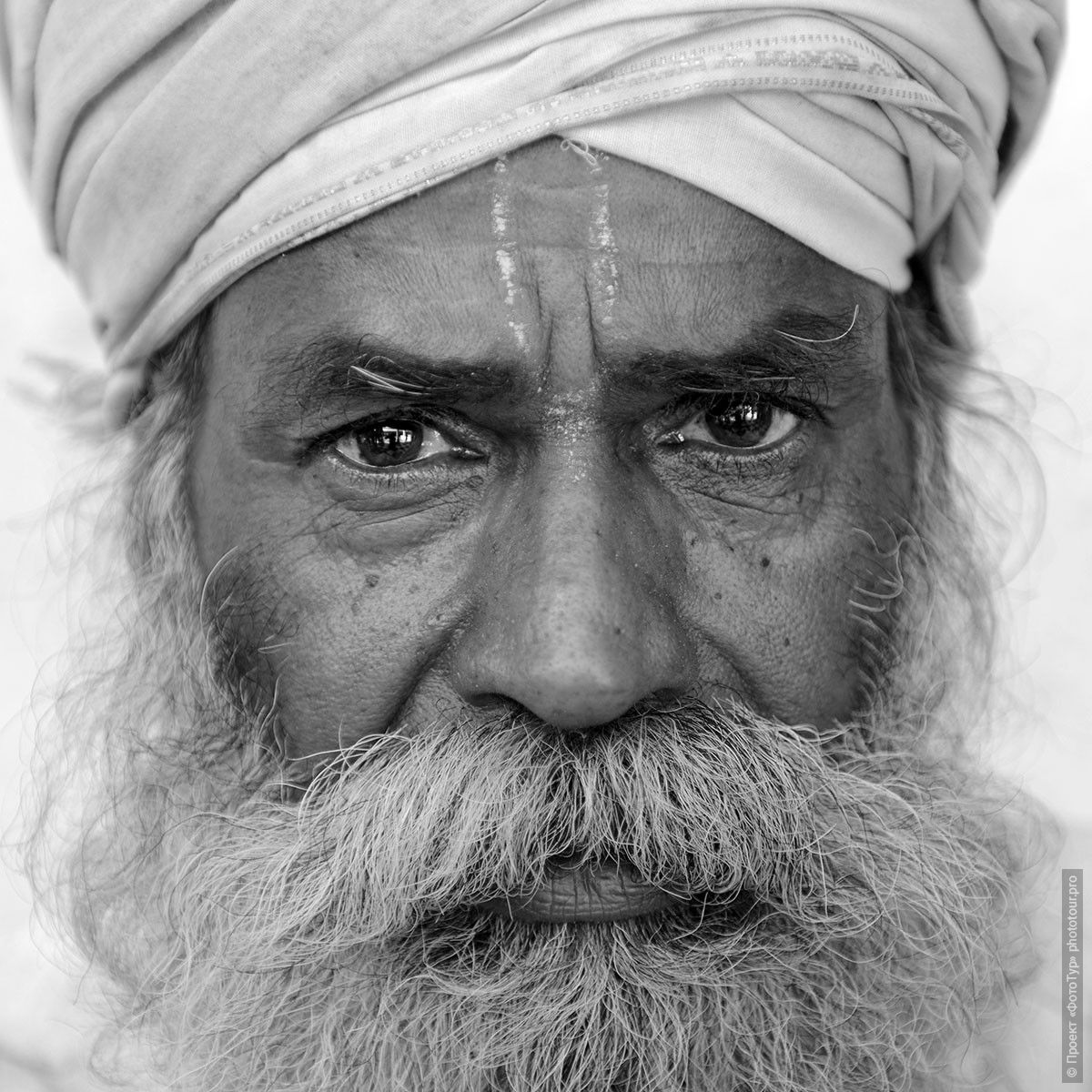 Старенький индийский дедушка, Гвалиор. Фотография мужчины из Индии.