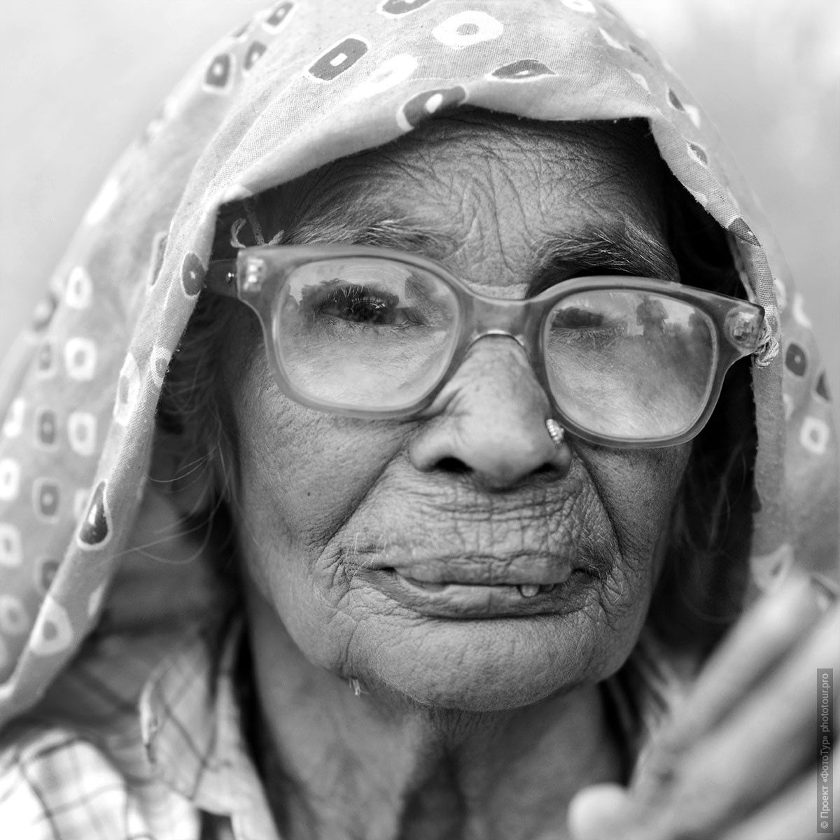 Фото Индийская бабушка из Каджурахо, Индия. Фототур по Золотому Треугольнику Индии.