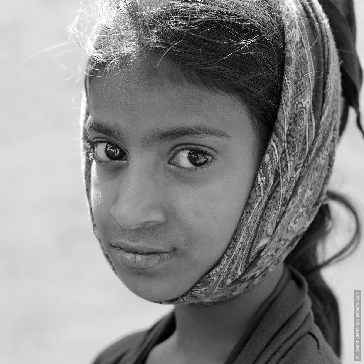 Взгляд индийской девочки, Матхура. Фотографии людей из Индии. Фототур на праздник Холи в Индию.
