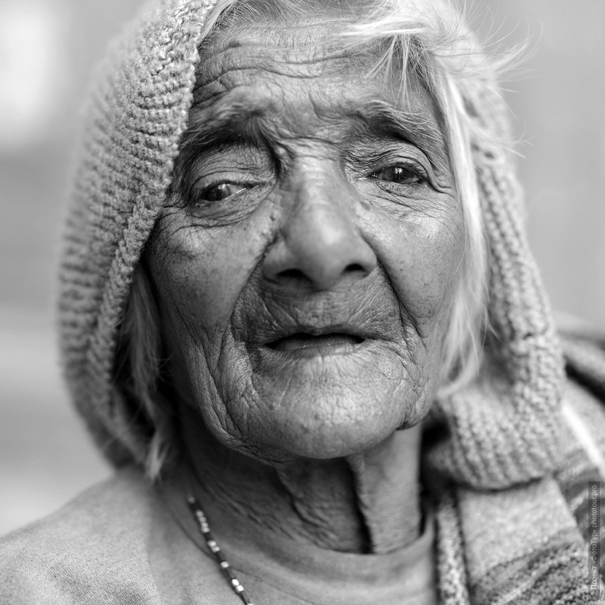 Индийская бабушка, рынок в Южном Каджурахо. Фотографии людей из Индии. Фототур на праздник Холи в Индию.