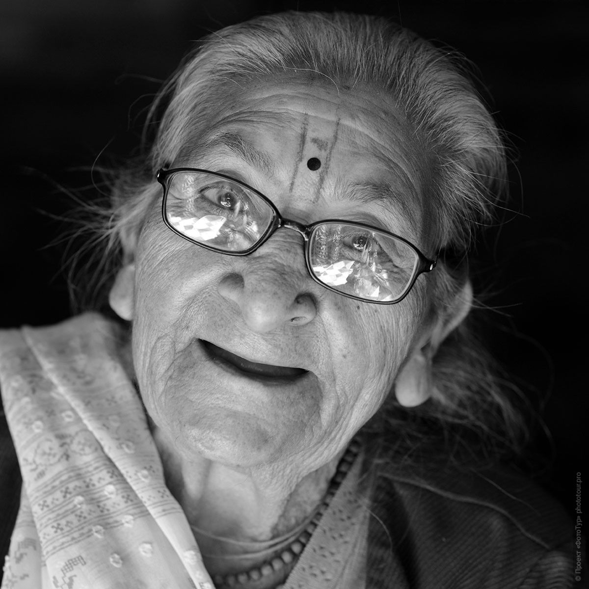 Очки. Бабушка из Матхуры. Фотографии людей из Индии. Фототур на праздник Холи в Индию.