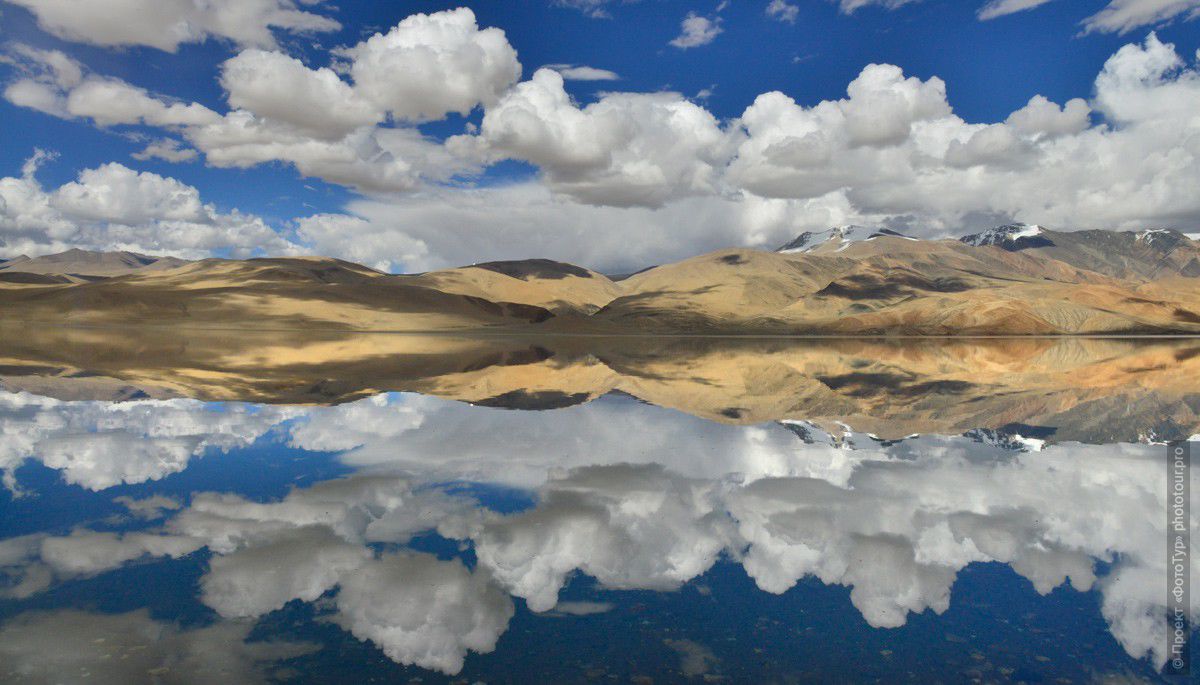 Фотография полного отражения озера Цо Морири, Карзок, тур по высокогорным Гималаям.