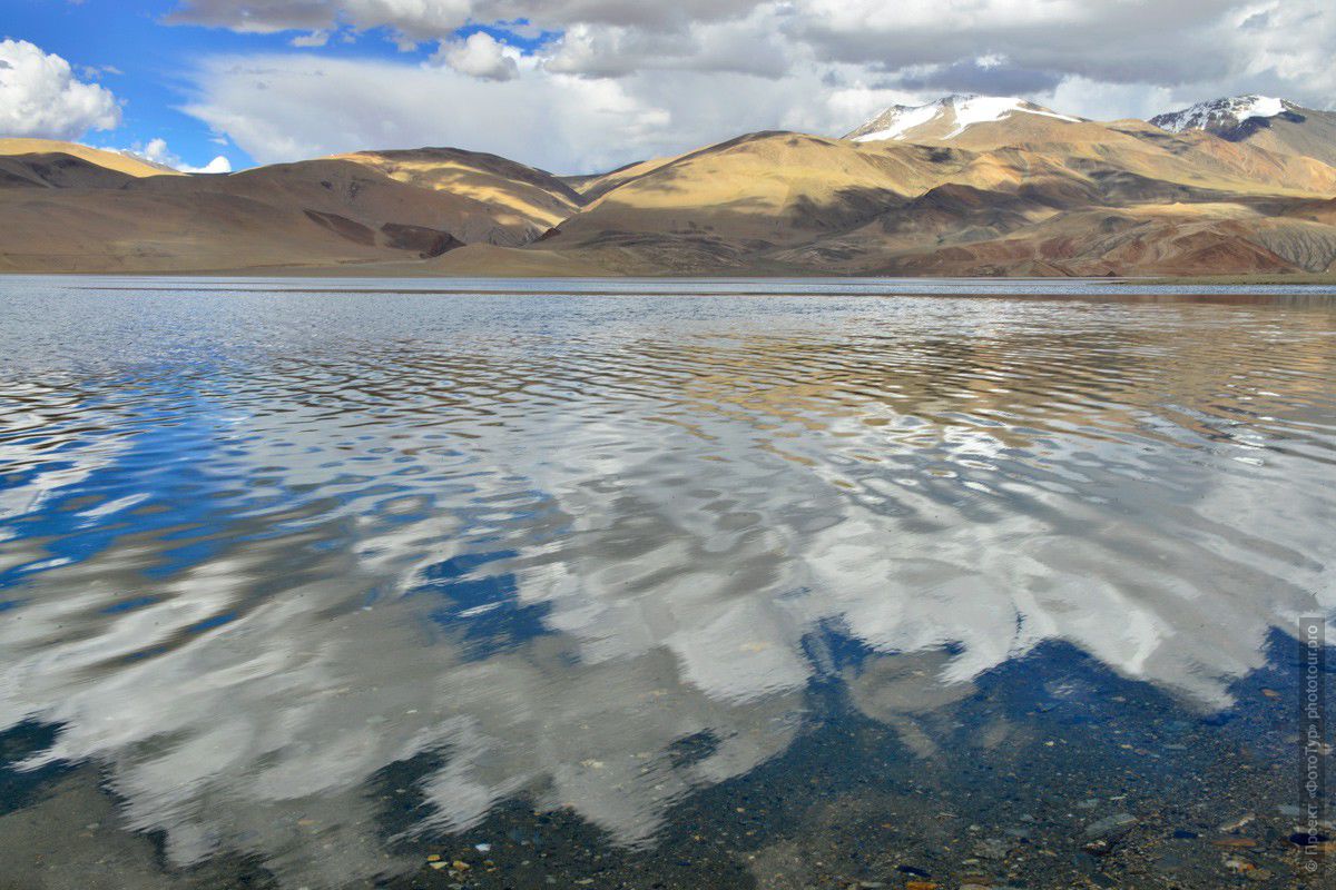 Фотография растворения отражений озера Цо Морири под ветром, Карзок, Ладакх. Тур по Тибету.