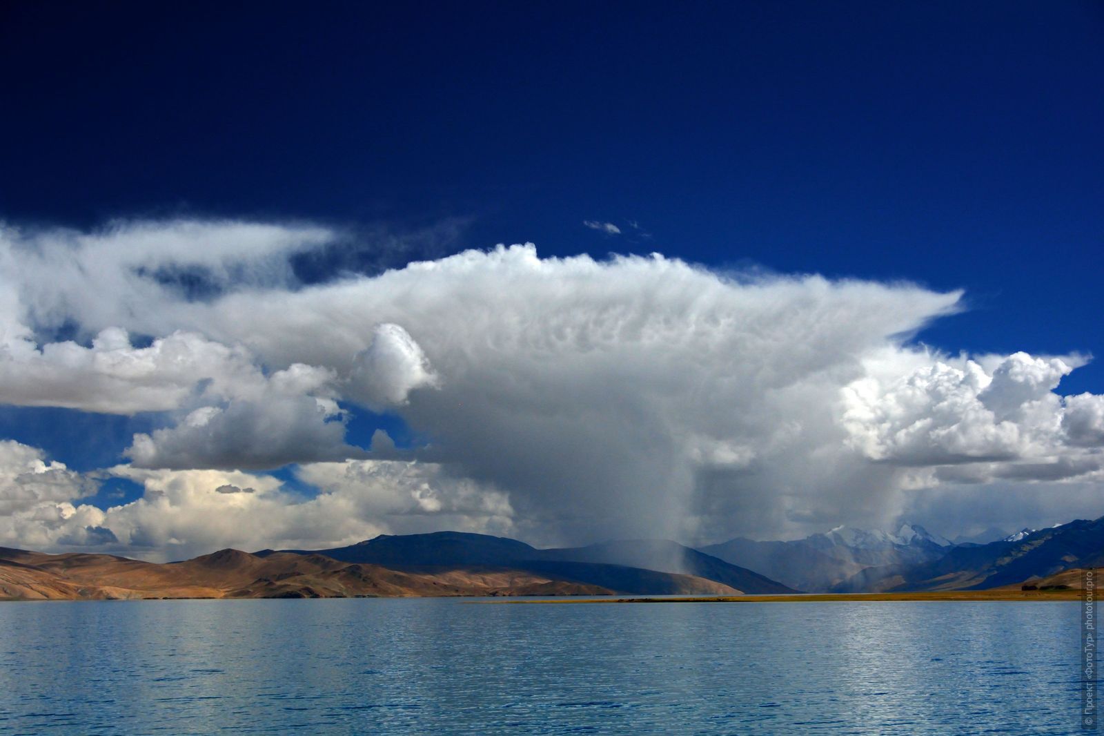 Фотография Озеро Цо Морири, дождевые облака, фототур по Ладакху, тур на озеро Тсо Морири.