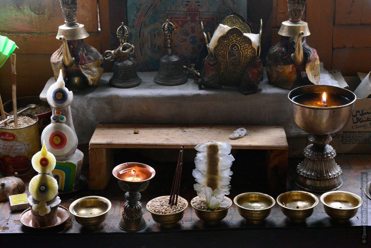 Фотография Натюрморт с буддийстскими подношениями, Ламаюру Гонпа, Ладакх, Северная Индия.