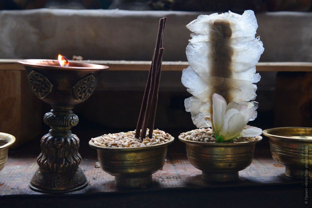 Фотография Натюрморт с буддийстскими дарами, Ламаюру Гонпа, Ладакх, Северная Индия.
