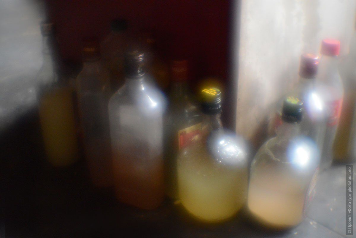 Фотография Натюрморт с масляными бутылями, Ламаюру Гонпа, Ладакх, Северная Индия.