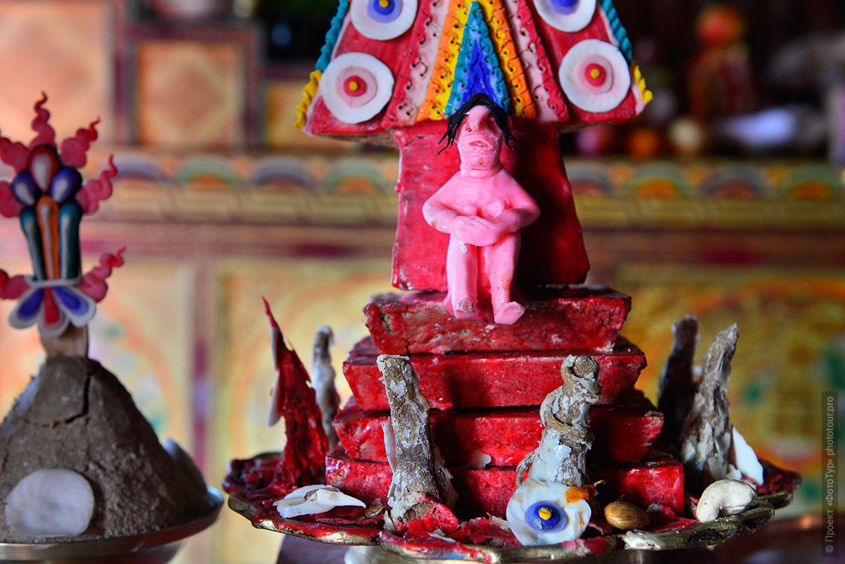 Фотография торма, буддийской маслянной скульптуры. Фототур в Ламаюру Гонпа, Ладакх.