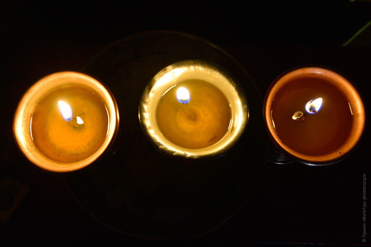Фотография Натюрморт с горящими масляными лампами, Рангдум, Занскар.
