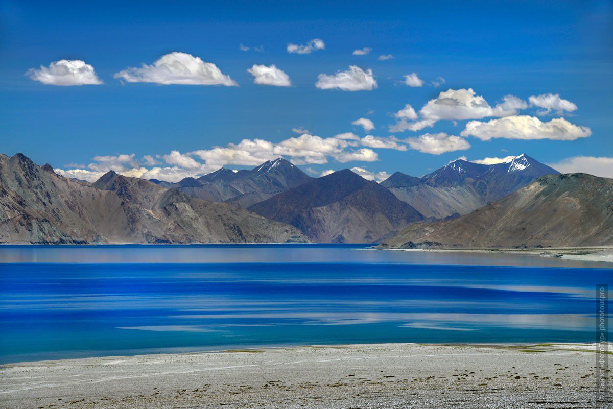 Фотография полос синего цвета на озере Пангонг Цо, Ладакх. Фототур по Тибету с русскими гидами.