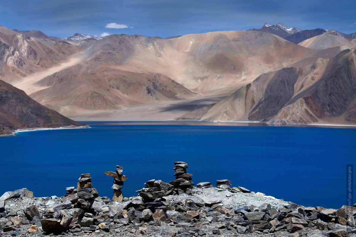 Фотография буддийских ступ озера Пангонг Цо, Ладакх. Тур по озерам Тибета.