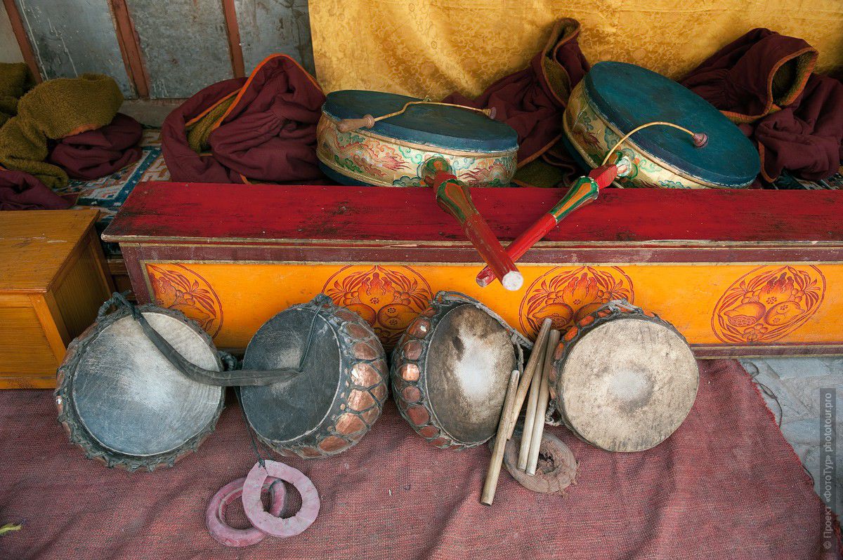 Фотография Натюрморт с тибетскими барабанами, Сток Гонпа, Ладакх, Северная Индия.