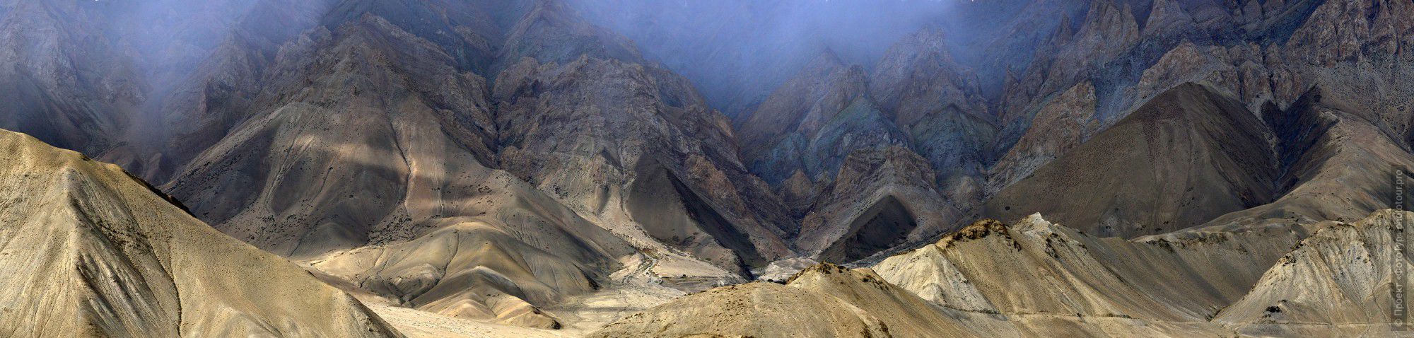 Фотография утренних туманов верховьях долины Ламаюру (фрагмент), Ладакх. Тур по Северной Индии.
