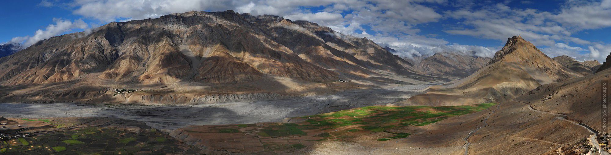 Панорама Долины Спити с крыши монастыря Ки. Фототур в Долину Спити из Леха,  Малый Тибет, Индия.