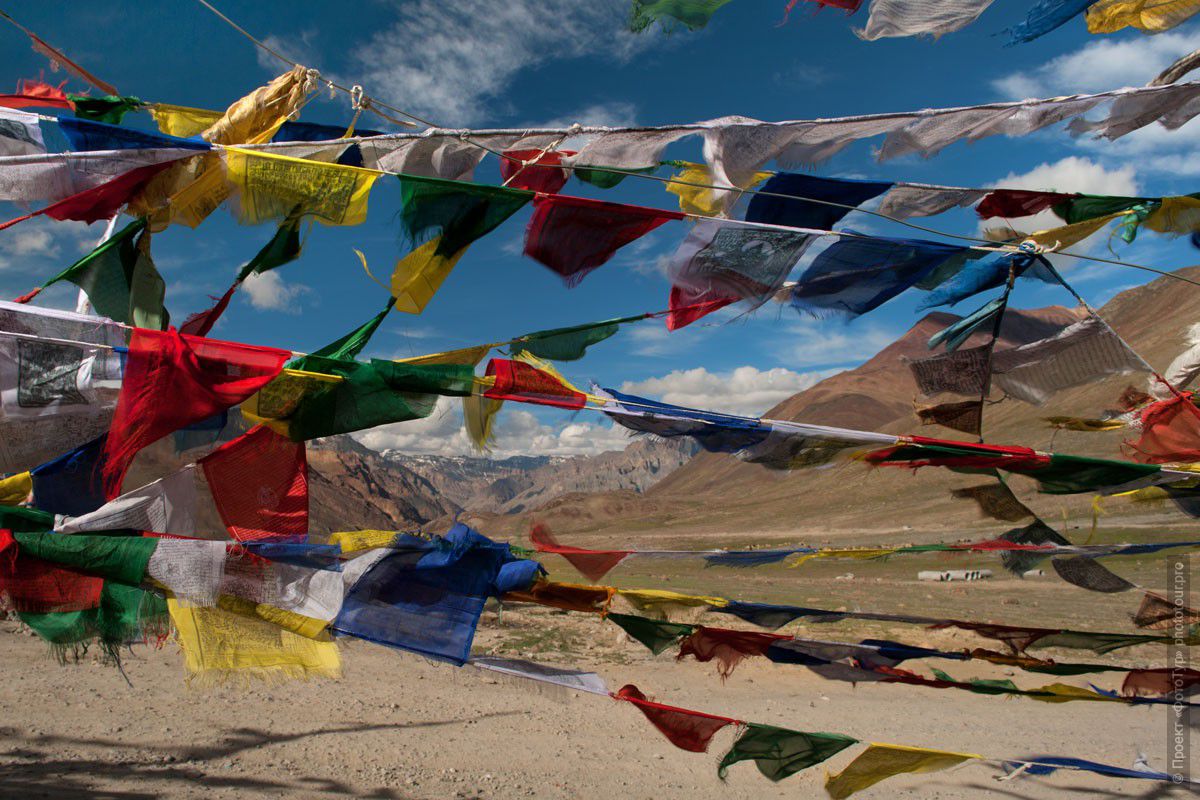 Буддийские флаги на перевале Кунзум Ла. Фототур в Долину Спити из Леха,  Малый Тибет, Индия.