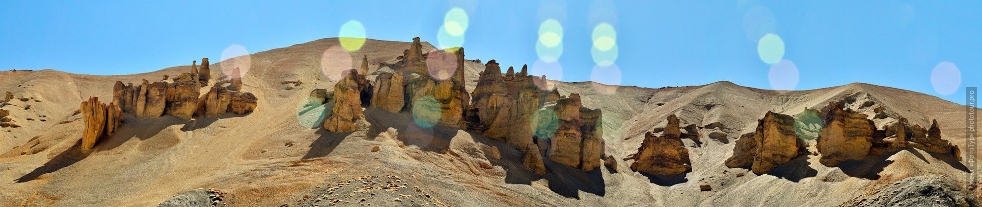 Каменные Истуканы по левому борту Лех-Манальского Шоссе. Фототур в Долину Спити из Леха,  Малый Тибет, Индия.