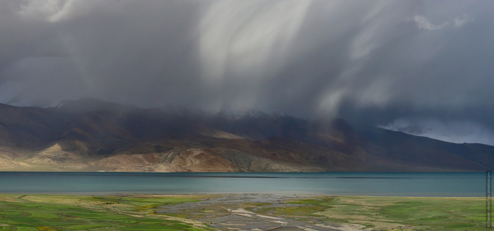 Фотография озера Цо Морири во время грозы. Фототур по высокогорным озерам Тибета, Ладакх.