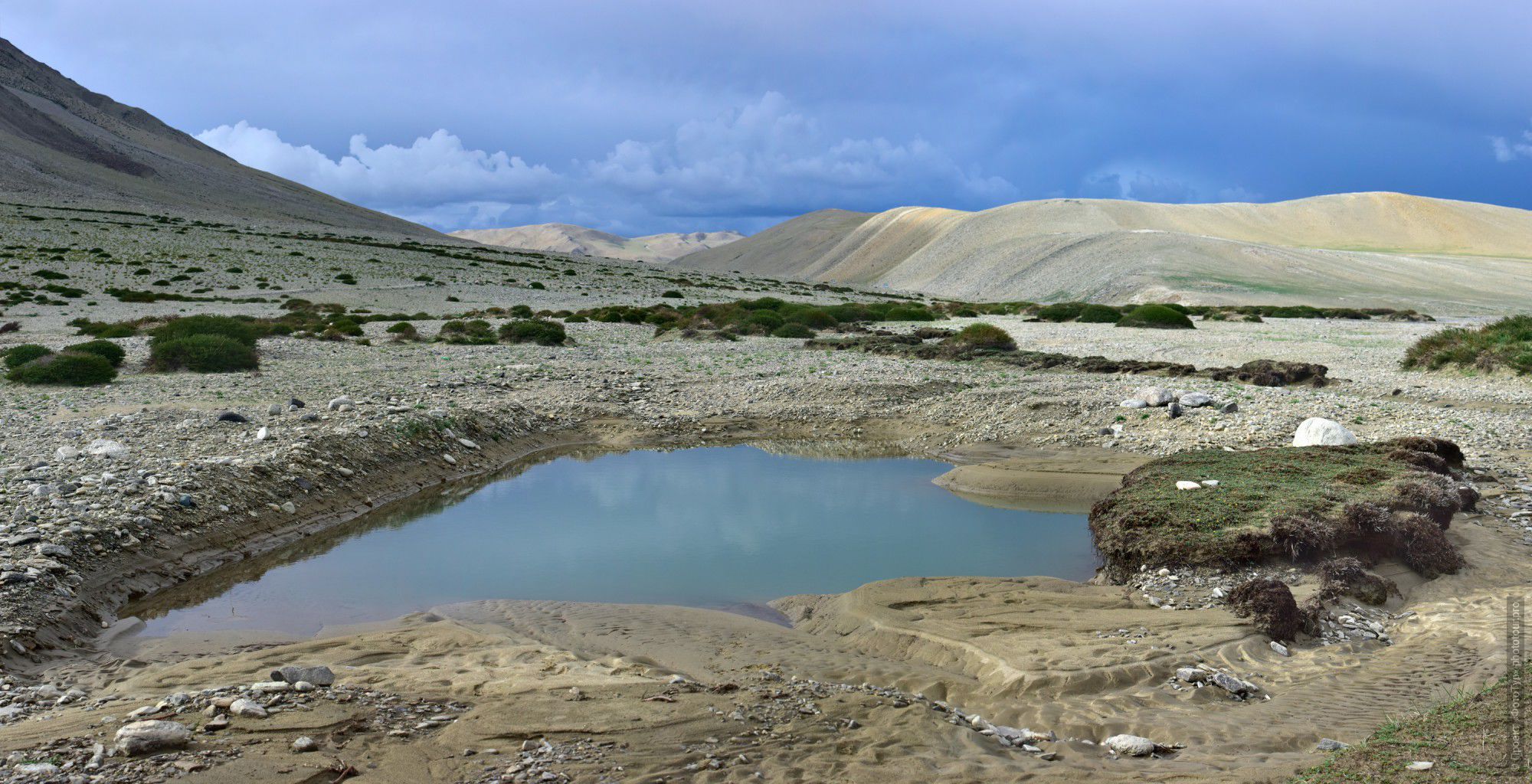Фотография Голубые лужицы озера Тсо Морири. Фототур по высокогорным озерам Тибета, Ладакх.