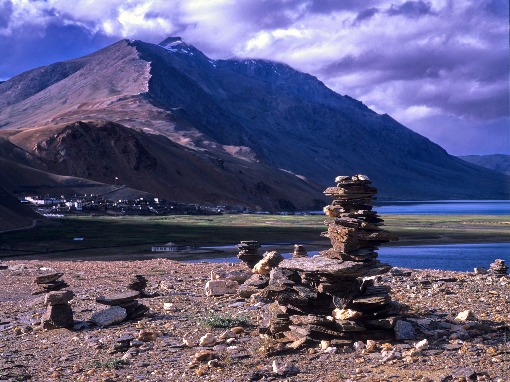 Фотография Буддийская ступочка на озере Тсо Морири, пленка. Бюджетный фототур по высокогорным озерам Тибета, Ладакх.