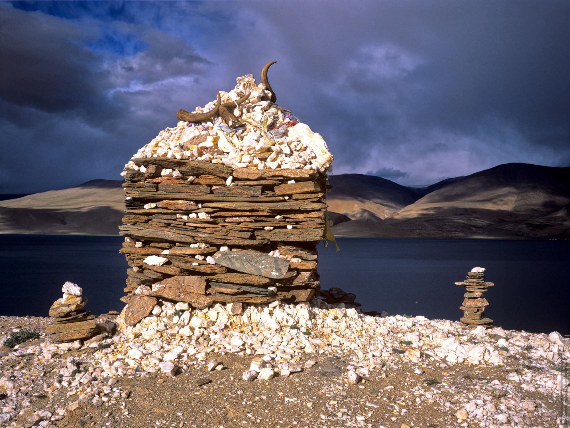 Фотография Буддийская ступа, озеро Тсо Морири, пленка. Бюджетный фототур по высокогорным озерам Тибета, Ладакх.