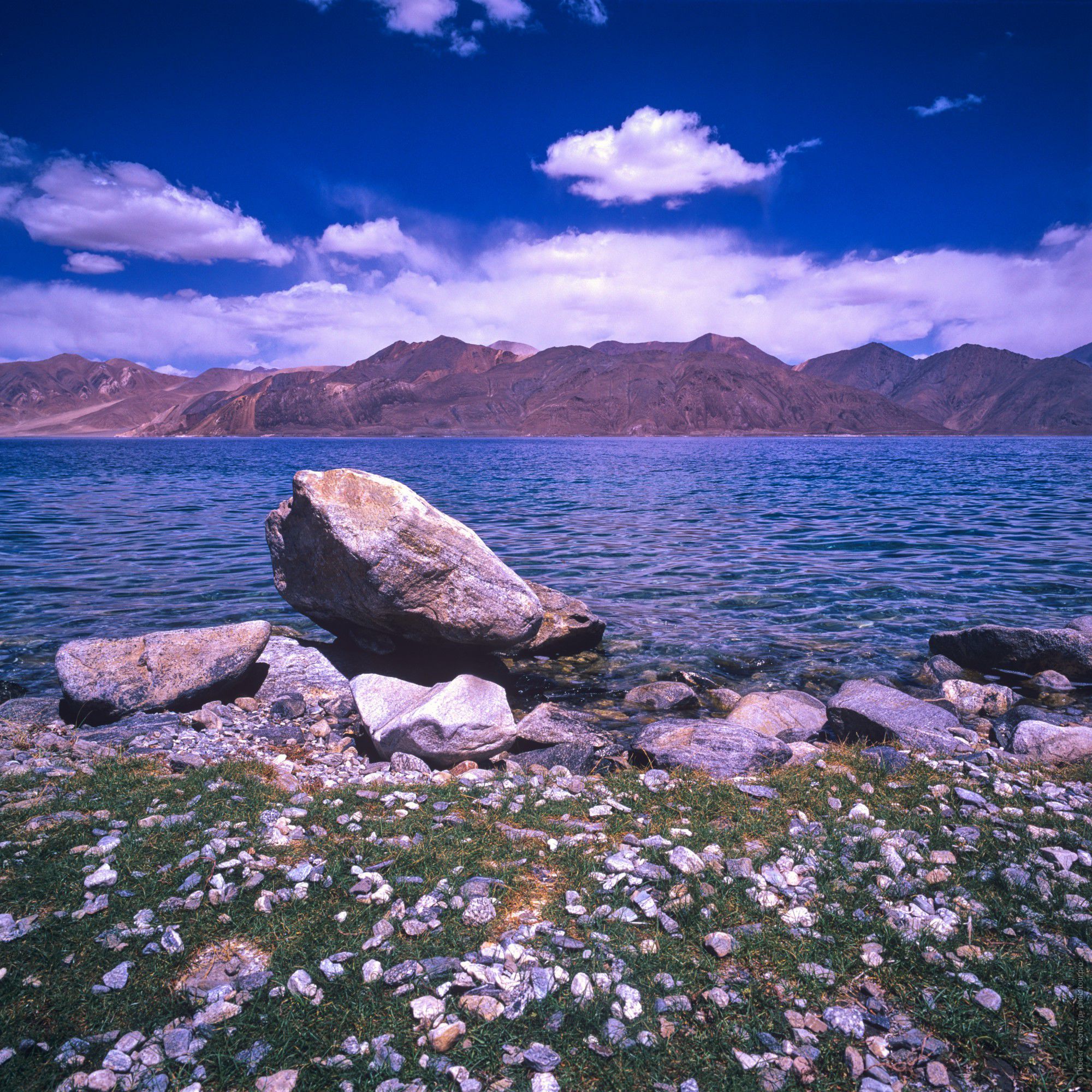 Пленочная фотография Синева Пангонг Тсо, пленка, фототур по высокогорным озерам Ладакха.