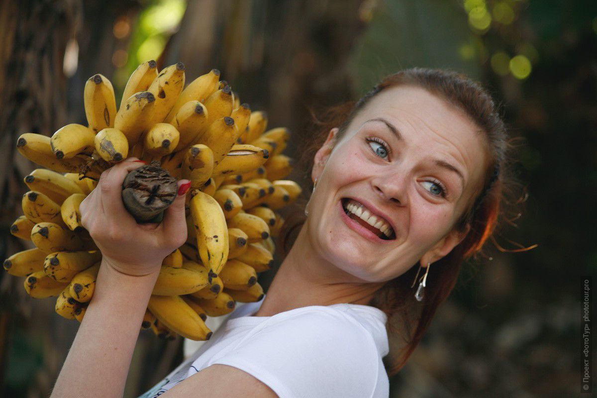 Фототур в Непал, феврать 2010г. Ольга и банановая ветвь.