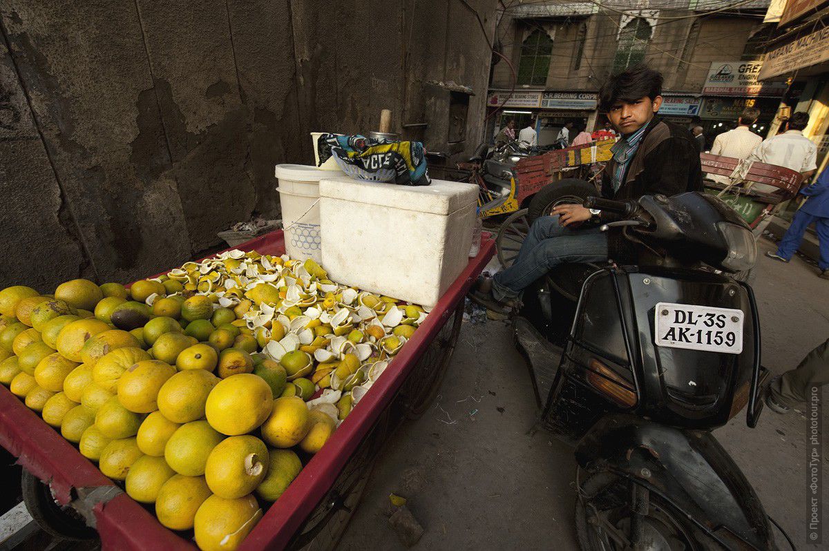Фото продавец лаймов, Дели. Индия. Тур в Индию, март 2011 год.
