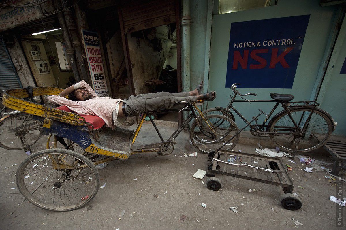 Фото сладкий сон рикши, Дели. Индия. Тур в Индию, март 2011 год.