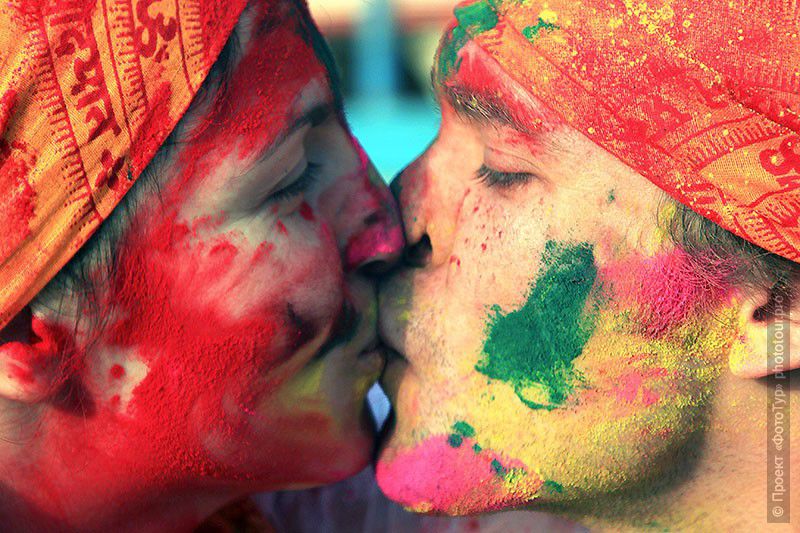 Фотография цветной поцелуй, Варанаси. Индия.